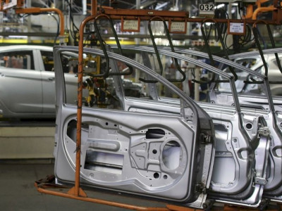 Indústria recua 0,5% em abril, mas acumula alta em 2024