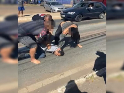 Ladrão é rendido por lutadores de jiu-jítsu e apanha de mulher
