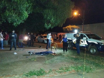 Mulher mata companheiro com faca no pescoço em Dourados
