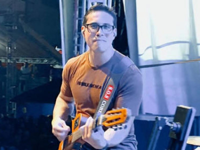 Cantor morre eletrocutado no palco após receber abraço