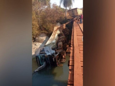 Carreta cai de ponte e motorista fica ferido em Sidrolândia