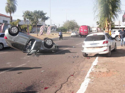 Carro é fechado e capota na Avenida Fábio Zahran