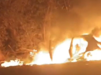 Carro é flagrado em chamas em estrada vicinal em Campo Grande