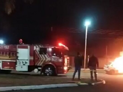 Fogo destrói carro em avenida de Rio Brilhante