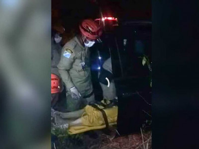 Idosos são socorridos em batida entre caminhonetes na BR-262