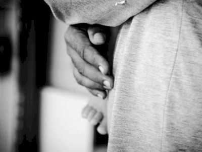 Mãe é presa após espancar filha com vara em cidade de MS