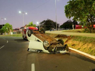 Motorista perde controle em curva e carro capota
