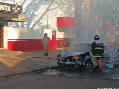 Veículo incendiado é abandonado em via pública no BNH 4º Plano