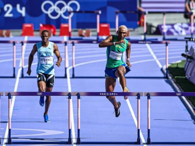 Alison dos Santos avança às semis dos 400 metros com barreiras