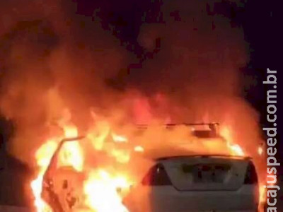 Automóvel fica destruído ao pegar fogo no Parque dos Poderes