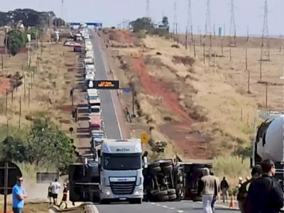 Carreta tomba e tranca outro trecho da BR-163
