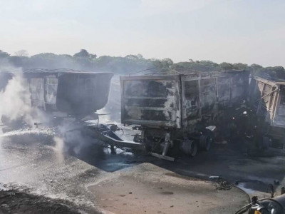 Carretas pegam fogo após colisão e uma pessoa morre