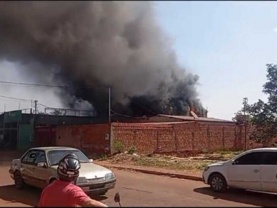 Incêndio toma conta de loja de cadeiras no Jardim Itamaracá