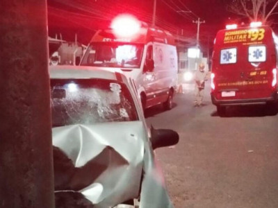 Motorista é socorrido após colidir veículo contra poste