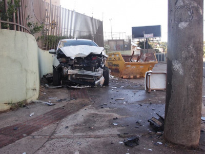 Motorista foge após bater carro em poste na Ceará