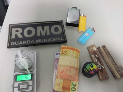 Usuários de drogas e foragidos são presos em Dourados
