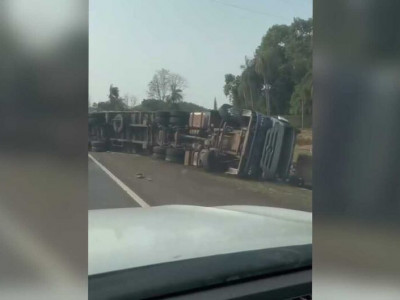 Carreta com silagem tomba em curva da BR-262, próximo a Terenos