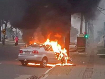 Carro bate em poste e pega fogo em avenida de Campo Grande