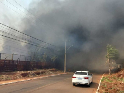 Ferro-velho é tomado por incêndio na Vila Albuquerque
