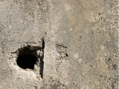Homem faz diversos buracos em muro para mostrar pênis a vizinha