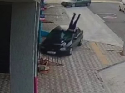 Mulher é arremessada por carro desgovernado no interior de SP