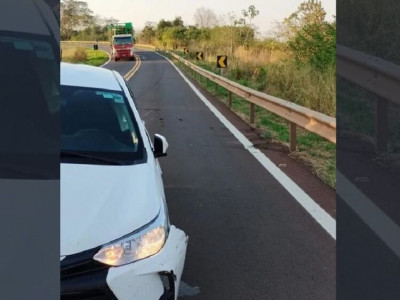 Roda se solta e carro bate em  guard rail na MS-040