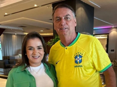 Ao lado de Tereza, Bolsonaro anuncia apoio para Adriane Lopes