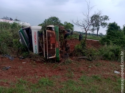 Caminhão-tanque tomba em acidente com carreta na MS-276