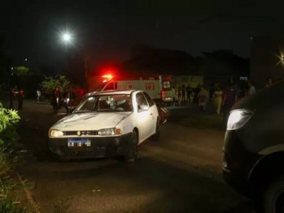 Carro invade calçada e atropela cinco crianças