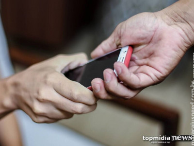 Homem mata companheira a facadas após ver nudes em celular