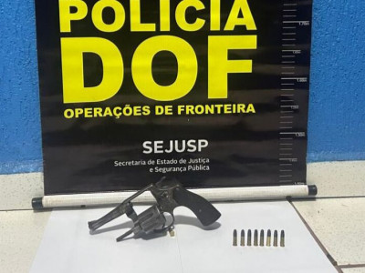 Junto com foragido, homem é preso com revólver