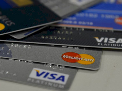 Juros do cartão de crédito rotativo sobem para 438,4% ao ano