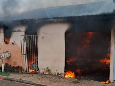 Moto pega fogo e incendeia casa no Aero Rancho
