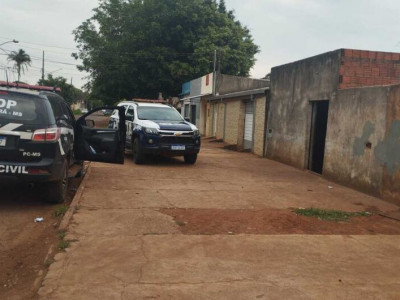 Mulher furta carteiras do baú de moto, usa cartões e vai presa