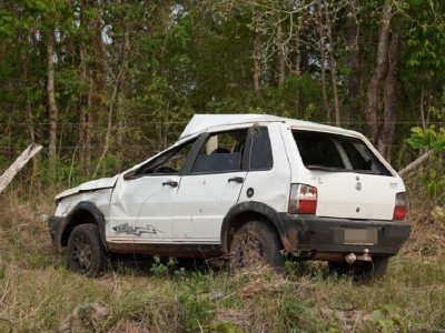 Uno capota e deixa motorista ferido na BR-419, em Aquidauana