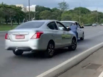 Vídeo mostra homem sendo atropelado ao empurrar carro no DF