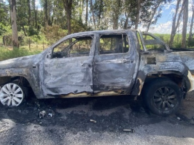 Caminhonete pega fogo e motorista sai ileso em Água Clara