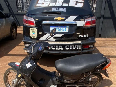 Homem esquece chave em mesa de comércio e tem moto furtada