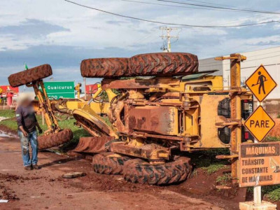 Operador de máquina é levado para hospital após trator tombar