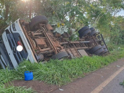 Caminhão Baú Tomba na MS-157 sem Vítimas