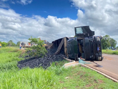Carreta carregada com carvão tomba em trevo na BR-262
