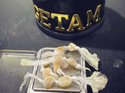 Homem é preso com "trouxinhas" de drogas em abordagem policial