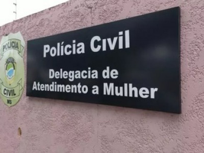 Homem é preso por agredir esposa e ser flagrado com armas