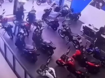 Ladrões invadem concessionária e levam 5 motos em 30 segundos 