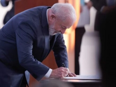 Lula assina decreto que eleva salário mínimo a R$ 1.518
