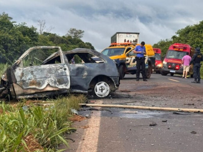 Motorista morre carbonizado em acidente com carreta na MS-276