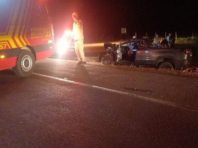 Mulher morre em batida entre carreta e picape na BR-262