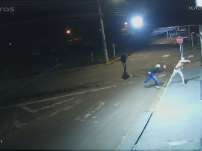 Trio atira pedras e destrói vidraça de loja em Três Lagoas