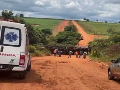 Caminhão tomba em ponte e interrompe trânsito em Paranaíba