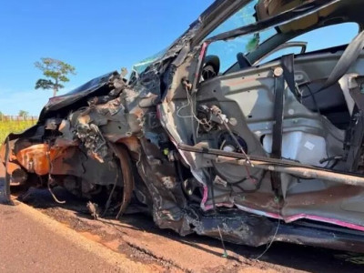 Carro com bebê a bordo tem roda e porta arrancadas por caminhão